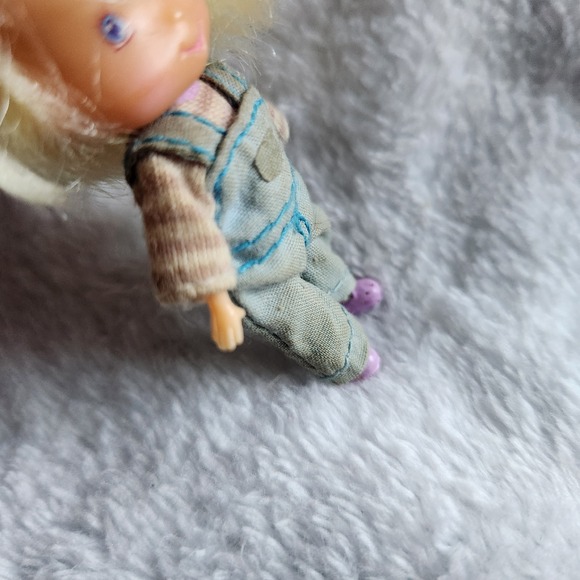 Vintage Strawberry Shortcake Cake Doll Mini 2.5" Blonde Hair Bib Overalls 1980s - Picture 5 of 6